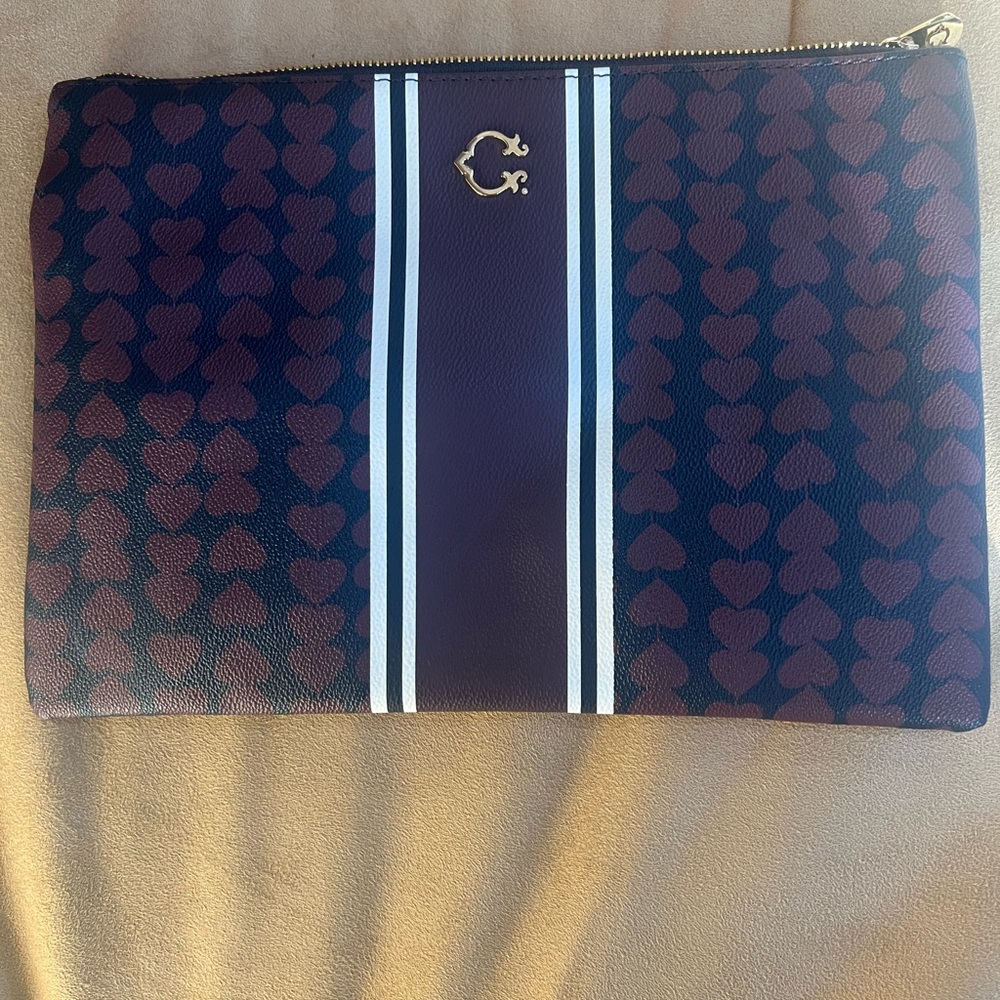 C. Wonder Graphic Heart  Print Zip Top Pouch